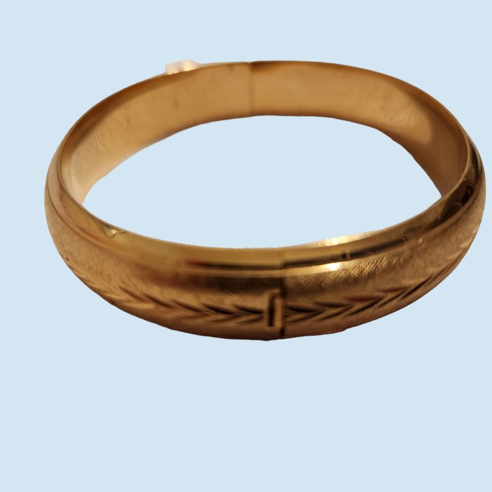 *SOLD* Beautiful Vintage 14K Gold Bangle Bracelet